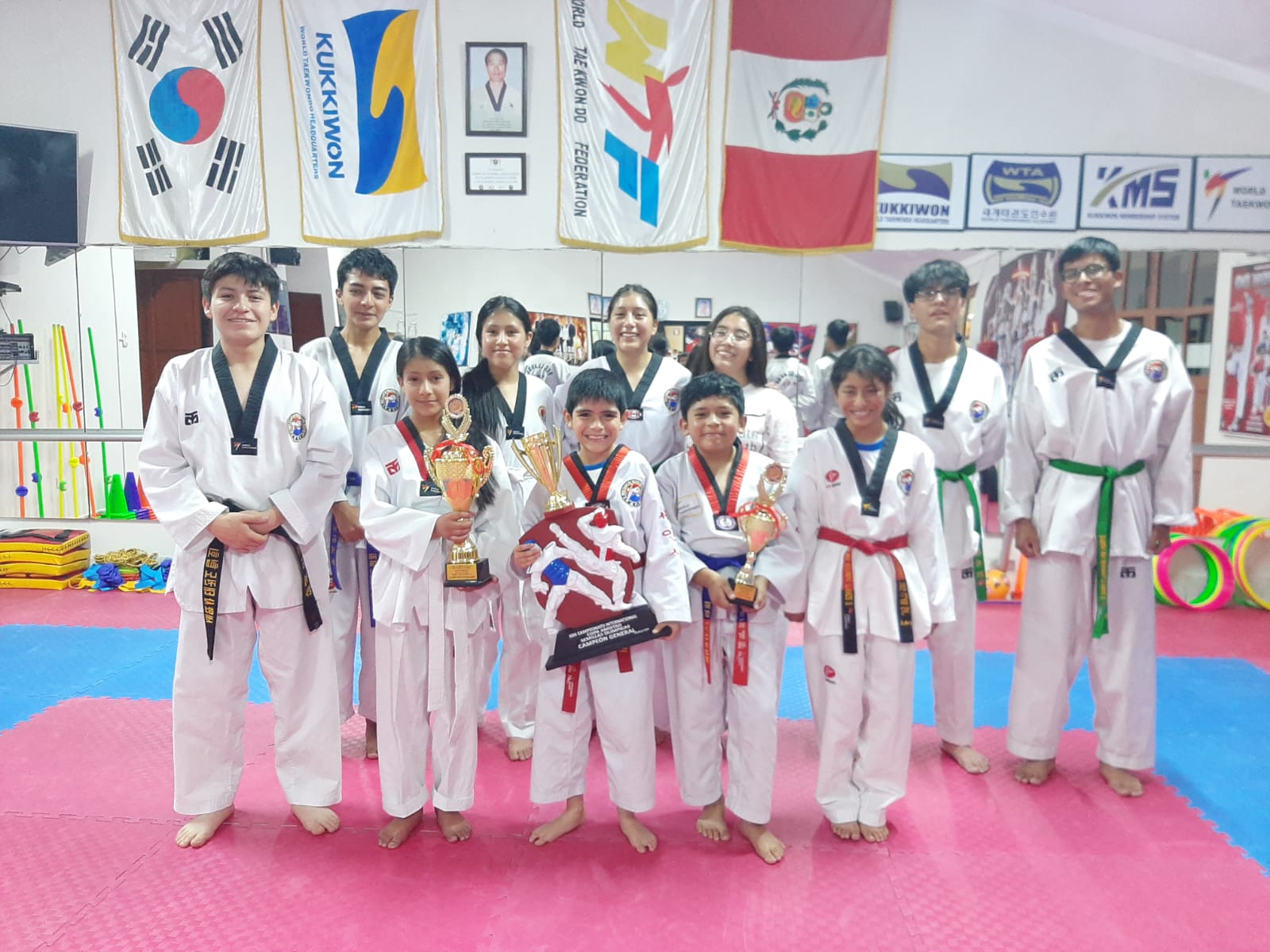 Niño practicando Taekwondo en la Academia SEG LLAN SA